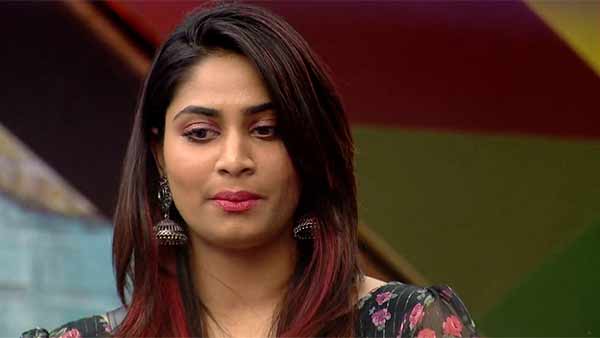 ஷிவானி வாயில் சப்பாத்தி