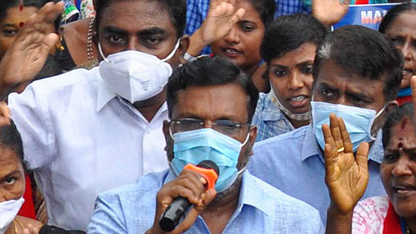 போலீஸ் வாகனங்கள் மீது தாக்குதல் 