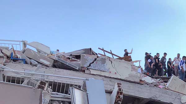 கடலில் சுனாமி 