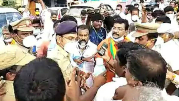 சட்டையை பிடித்து தள்ளினர் சட்டையை பிடித்து தள்ளினர்