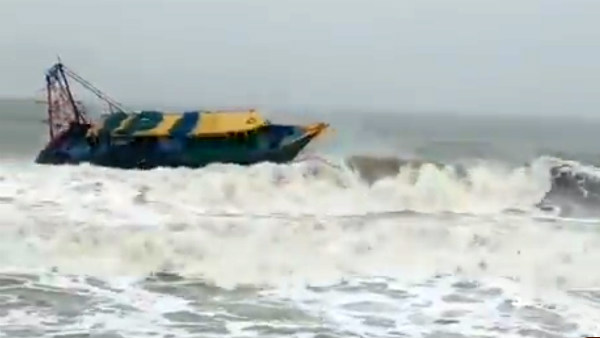 A Video goes viral that a boat is swinging in a beach 