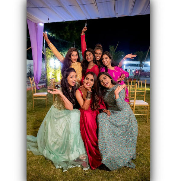 தோழிகள் விட மாட்டேங்கிறாங்களே 