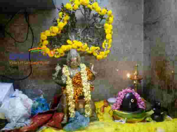 ஆலமரத்தடியில் தட்சிணாமூர்த்தி 