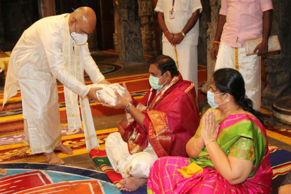 TN CM Edappadi Palaniswami worships at Tirupati temple TN CM Edappadi Palaniswami worships at Tirupati temple