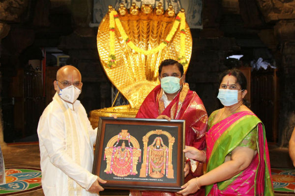 TN CM Edappadi Palaniswami worships at Tirupati temple TN CM Edappadi Palaniswami worships at Tirupati temple