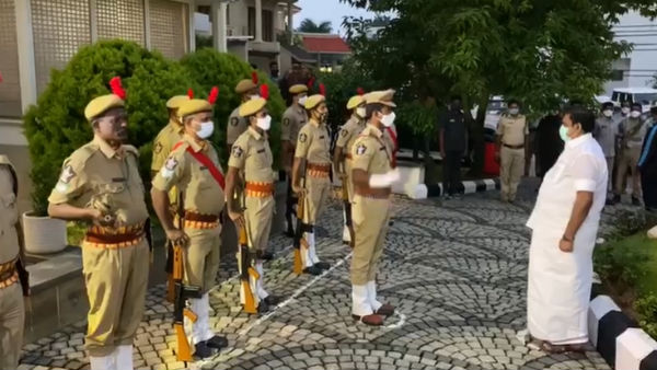 அதிகாரி