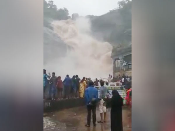 Heavy rains in the Western Ghats - floods in Tamiraparani river and Courtallam falls 