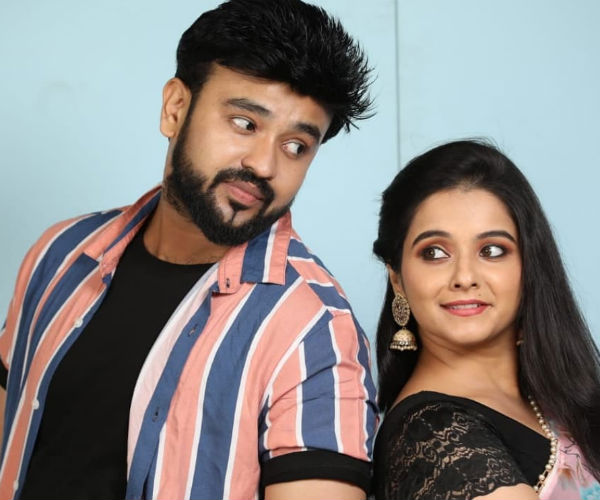  இருவரும் ஆளுக்கொரு பக்கம்