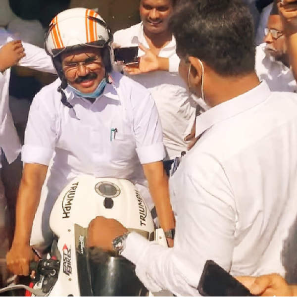 அமைச்சர் கெத்து 