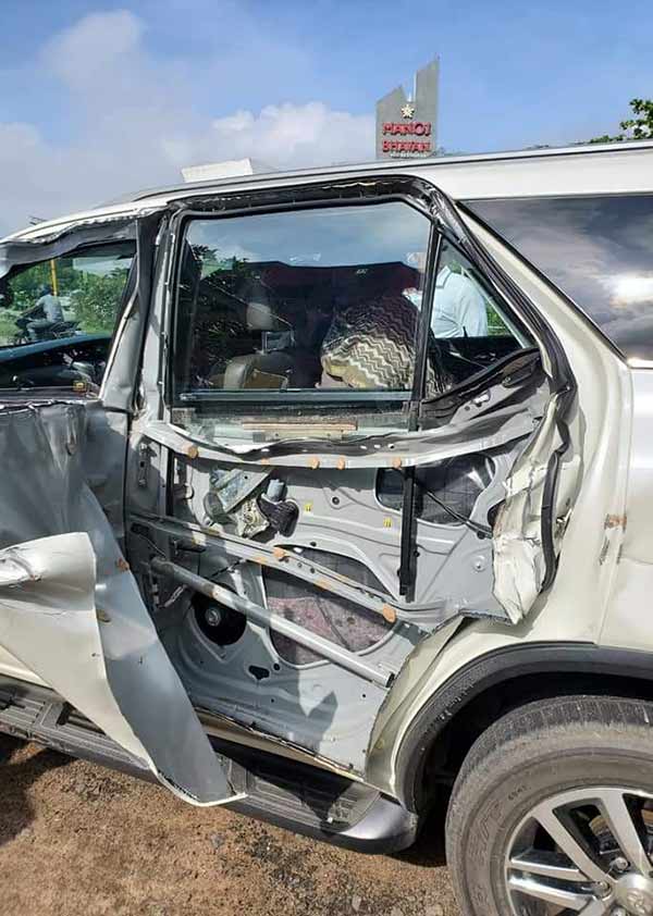 Car crash on container lorry - Khushbu escapes by Murugan Arul 