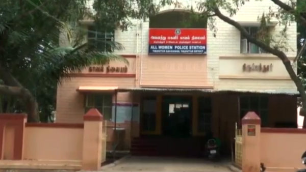 கையில் குழந்தை 