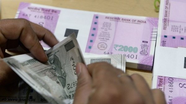 மகன் மும்பையில் தலைமறைவு 