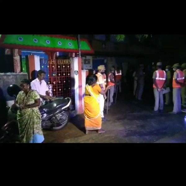 கூட்டாளிகளுடன் சரமாரியாக வெட்டிய பரணி 