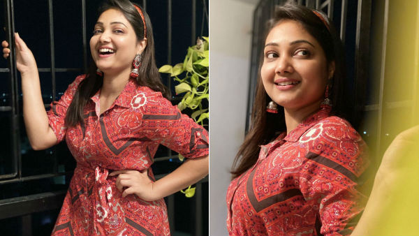 ரோஜா மாலையுடன் 