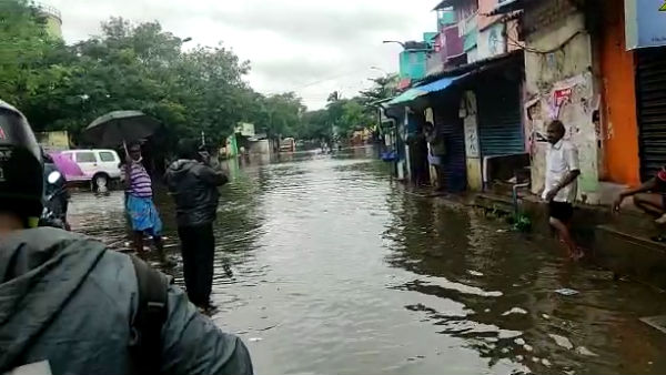 Chennai rain Flood in Velachery - Rescue of those trapped inside the house by rubber boats 