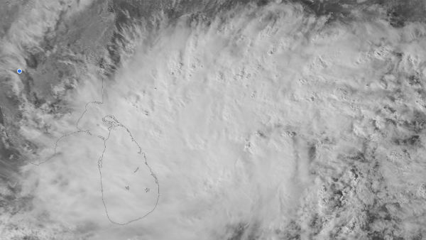 கரையை கடக்கும் 