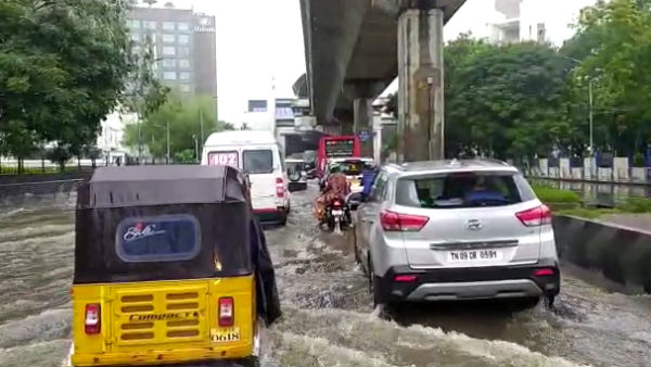 Chennai rain Flood in Velachery - Rescue of those trapped inside the house by rubber boats 