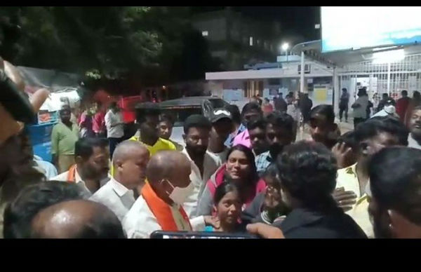 கைது செய்ய கோரிக்கை கைது செய்ய கோரிக்கை