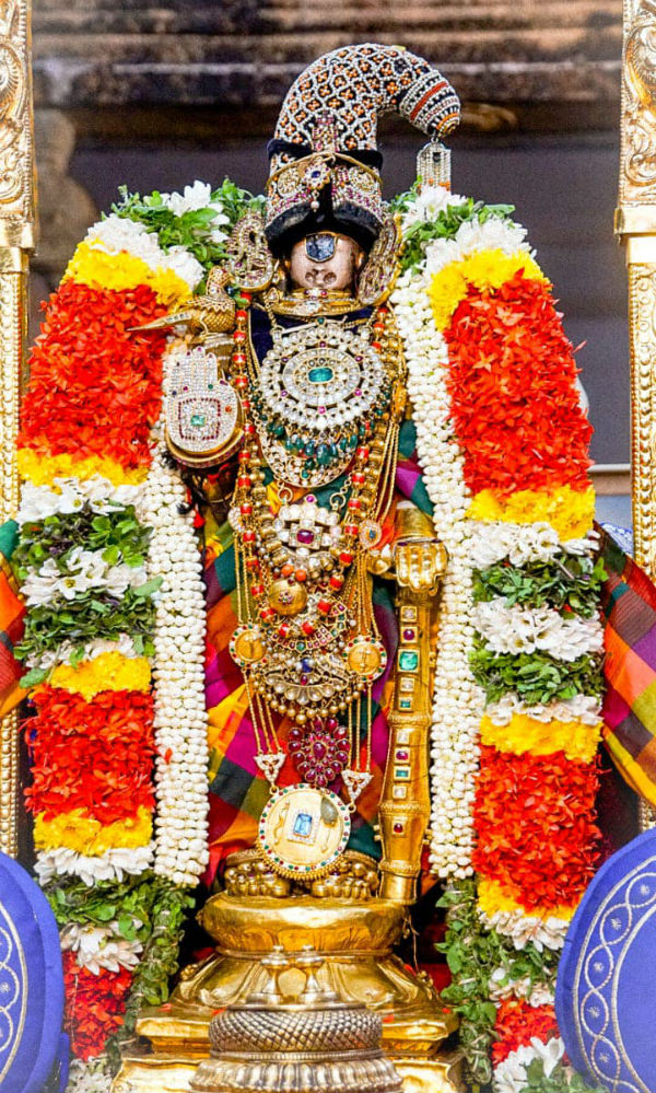 பக்தர்கள் கோவிலுக்குள் அனுமதியில்லை 