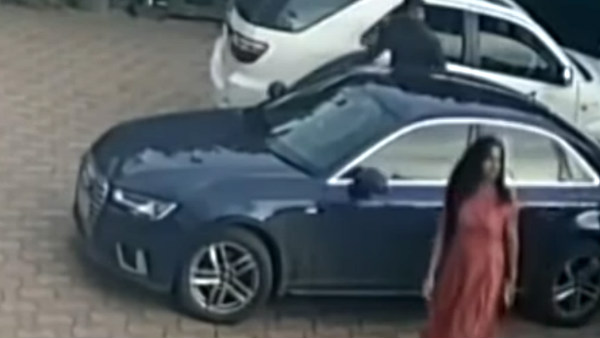 மண்டபம் செல்லும் சித்ரா 