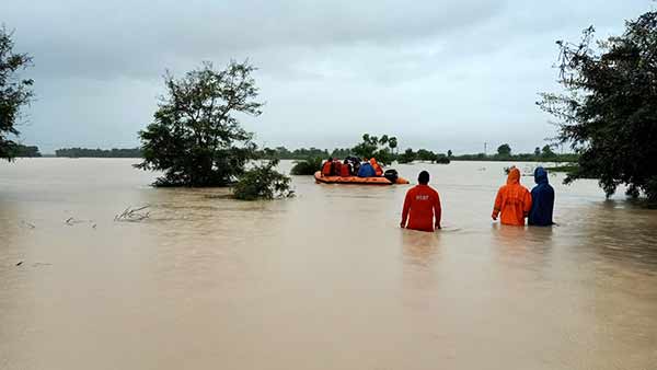 Heavy rains Cuddalore turned into a sea floods in the fields - Farmers in tears Heavy rains Cuddalore turned into a sea floods in the fields - Farmers in tears