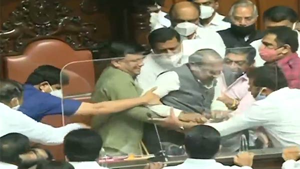 தலைவர் மீது புகார் 