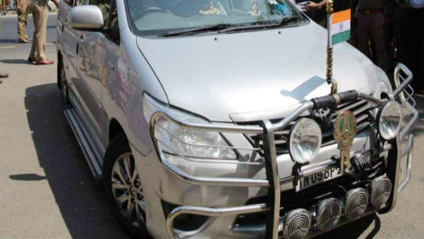 Attack on Chief Minister Edappadi Palanisamys replacement vehicle while going to Trichy election campaign Attack on Chief Minister Edappadi Palanisamys replacement vehicle while going to Trichy election campaign