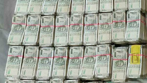 பீரோவில் பணம் 