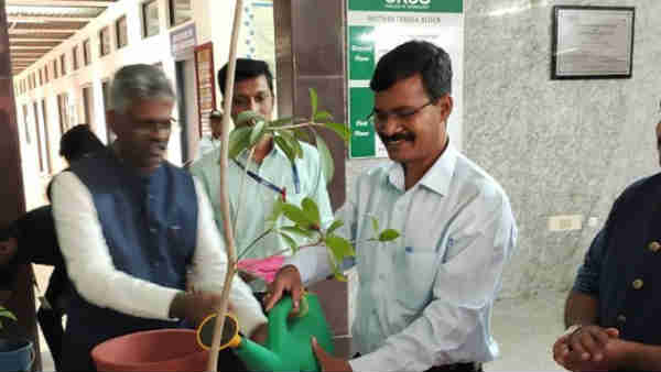 கலெக்டரையும் விட்டு வைக்கவில்லை 