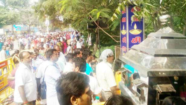 கிரிவலம் வரும் பக்தர்கள் 