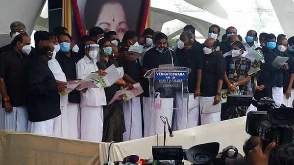 மூன்று பேர் மட்டும் 