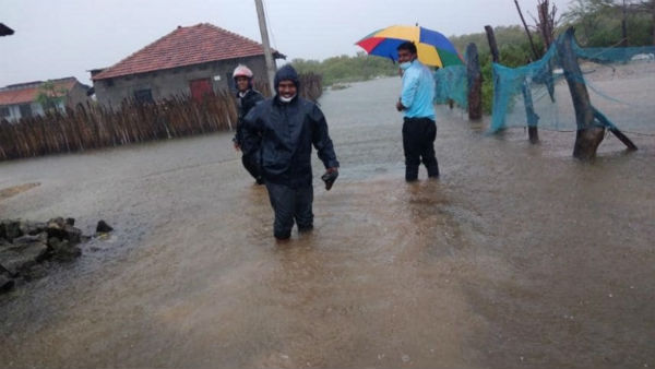 கரையை கடக்கும் புயல் 