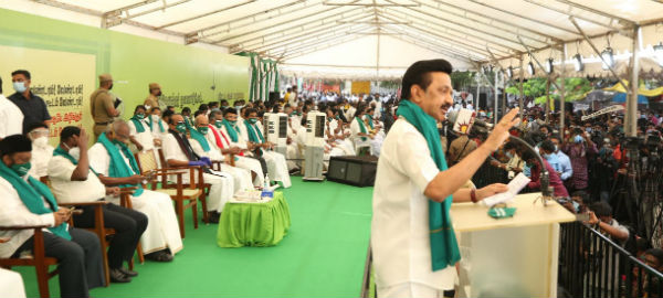 குளிரில் கொதிக்கும் டெல்லி குளிரில் கொதிக்கும் டெல்லி