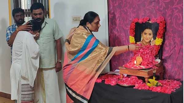 இன்னும் வாழ்கிறார் சித்ரா 