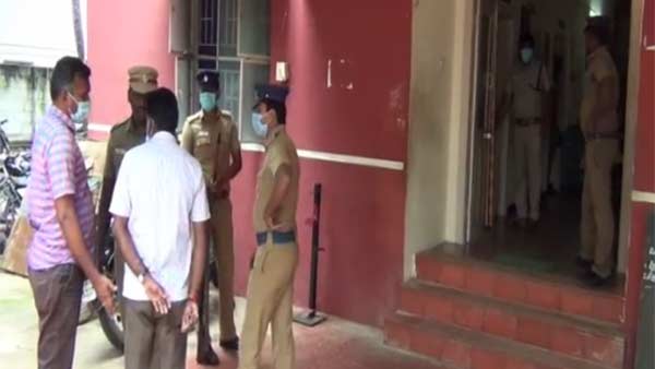 கத்திய முதியவர் கத்திய முதியவர்