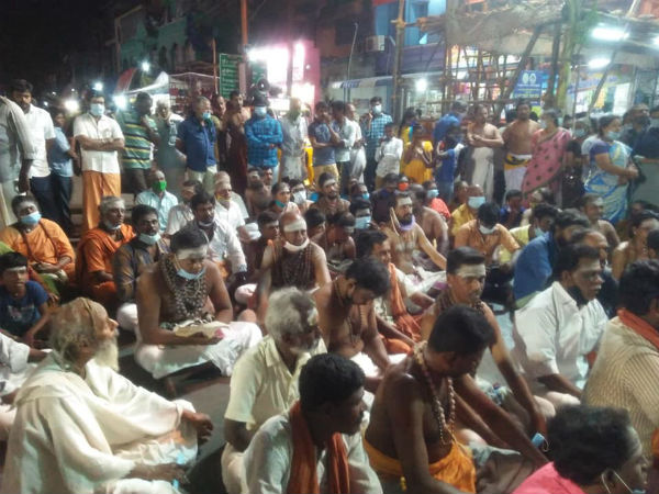 Arutra Darshan : Dikshits sit on the road at the entrance of Natarajar temple and protest 