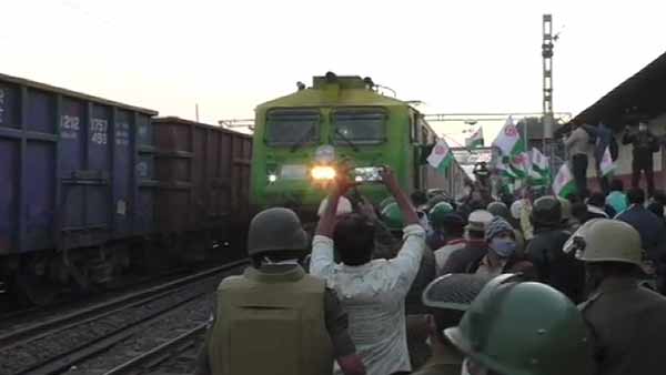 மாநிலங்களில் ரயில் மறியல் 