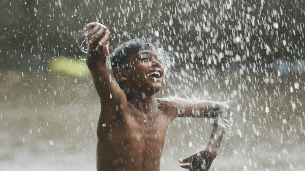 வானம் மேகமூட்டத்துடன் இருக்கும் 