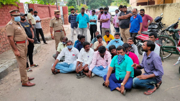 Rajinikanth fans sudden protest in Rajinikanths poyes gardens house in Chennai Rajinikanth fans sudden protest in Rajinikanths poyes gardens house in Chennai