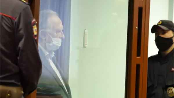 காதலியின் கையுடன் சுற்றியவர் காதலியின் கையுடன் சுற்றியவர்