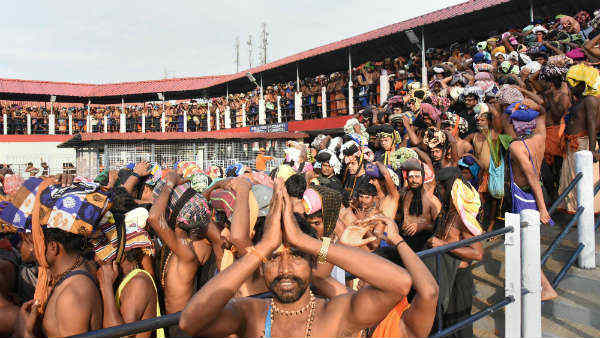 இருமுடி தாங்கும் பக்தர்கள் 
