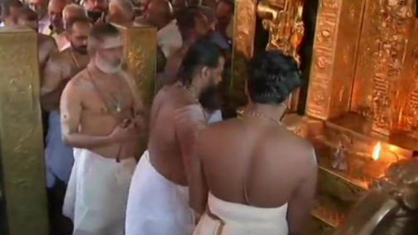 தங்க அங்கியில் ஜொலிக்கும் ஐயப்பன் 