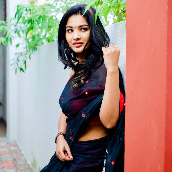 பிளவுஸ் இறங்கிருச்சே 