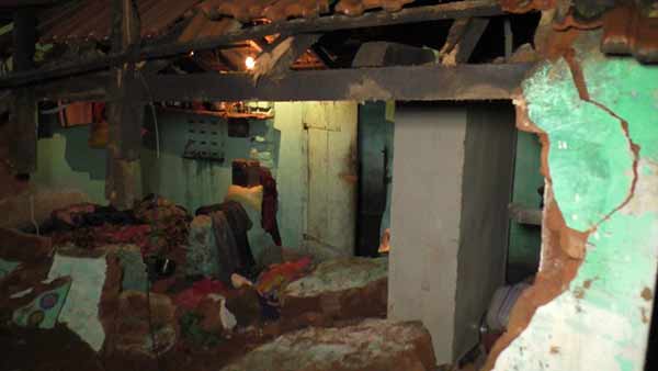 school wall collapsed due to rain near Manapparai, one died, 5 rescued 