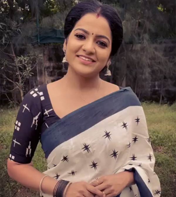 வருங்கால கணவரும் உடனிருந்தார் 