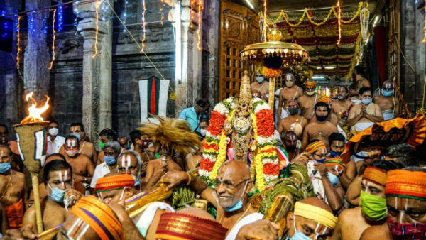 Srirangam Ranganathar Temple pagal pathu vizha Namperumal blessed with long crown 