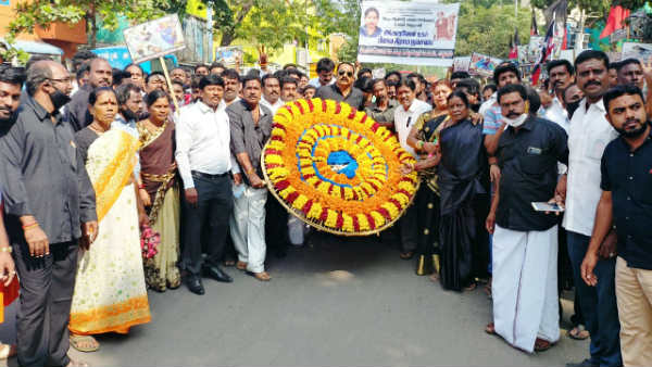 கடலில் பால் ஊற்றி வழிபாடு 