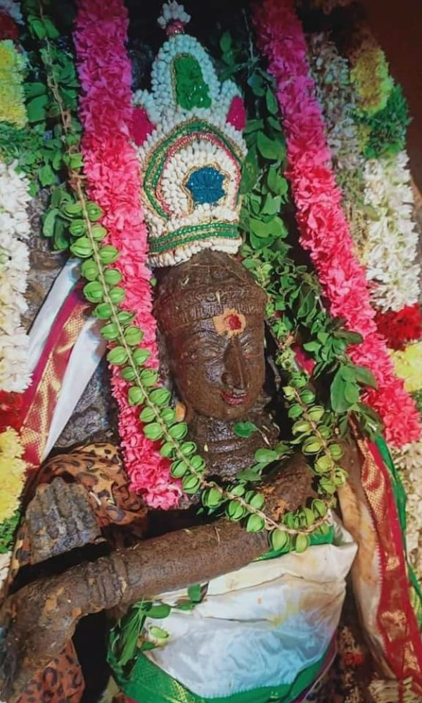 பாறையில் மோதிய படகு 