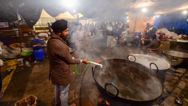 பிரியாணி சாப்பிடுகிறார்கள்