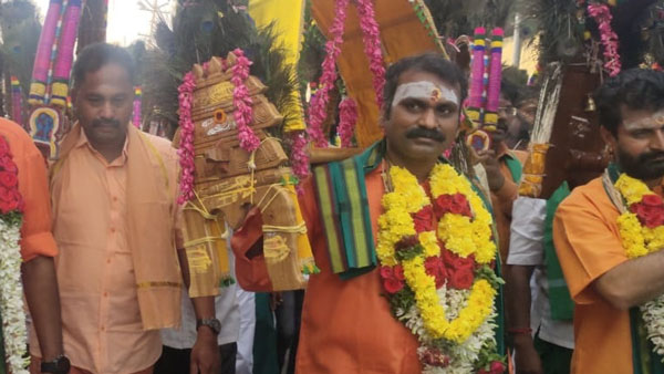 BJP leader L.Murugan takes Kavadi in Palani Murugan temple 